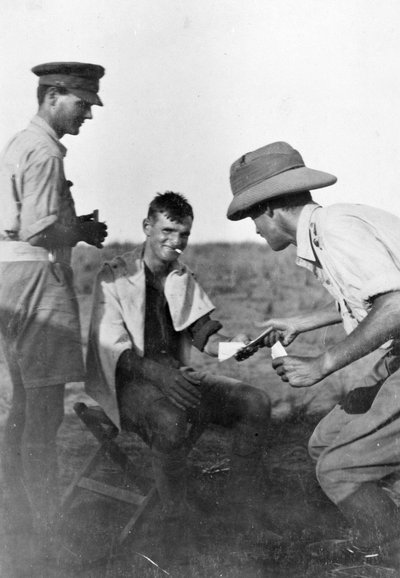 Een soldaat krijgt post in Mesopotamië tijdens de Eerste Wereldoorlog, uit een album samengesteld door Lt. Kindom door English Photographer
